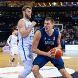 Über welch außergewöhnliche Fähigkeiten der serbische Nationalspieler — hier im Einsatz gegen den Italiener Nicolo Melli — verfügt, bekamen im Vorfeld der EM auch die deutschen Basketballer zu spüren. Im Finale des Supercups von Hamburg dominierte der 27-Jährige unter den Körben nach Belieben und trumpfte ganz groß auf.