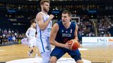 Über welch außergewöhnliche Fähigkeiten der serbische Nationalspieler — hier im Einsatz gegen den Italiener Nicolo Melli — verfügt, bekamen im Vorfeld der EM auch die deutschen Basketballer zu spüren. Im Finale des Supercups von Hamburg dominierte der 27-Jährige unter den Körben nach Belieben und trumpfte ganz groß auf.