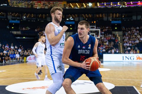 Über welch außergewöhnliche Fähigkeiten der serbische Nationalspieler — hier im Einsatz gegen den Italiener Nicolo Melli — verfügt, bekamen im Vorfeld der EM auch die deutschen Basketballer zu spüren. Im Finale des Supercups von Hamburg dominierte der 27-Jährige unter den Körben nach Belieben und trumpfte ganz groß auf.