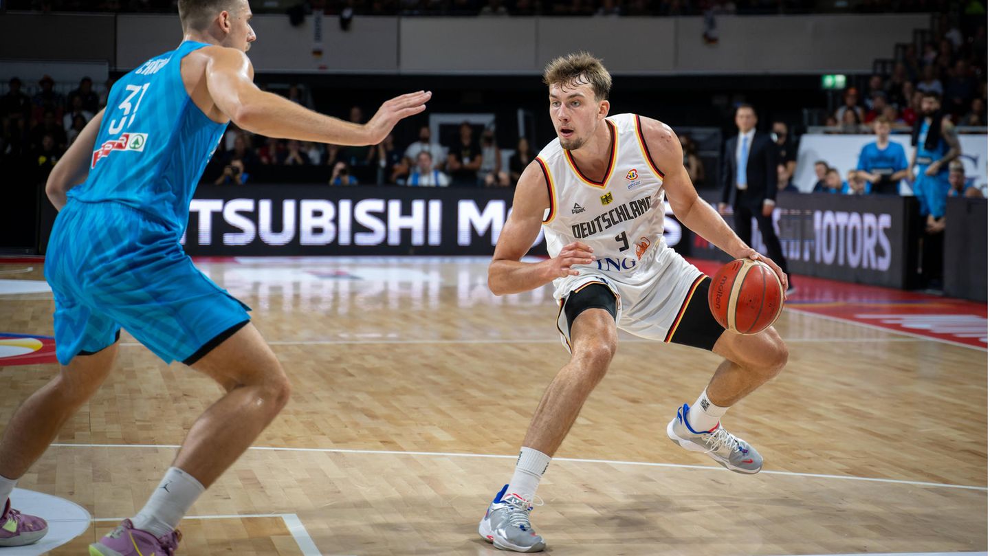 Franz Wagner (Deutschland) Auf dem Jungstar aus Berlin ruhen ebenfalls große Hoffnungen. Der 21-Jährige hat bei den Orlando Magic, wo er gemeinsam mit seinem Bruder Moritz spielt, eine beeindruckende Rockie-Saison gezeigt. Während Moritz Wagner wegen einer Verletzung nicht bei der EM dabei ist, soll Flügelspieler Franz vor allem die Offensive der Deutschen in Schwung bringen. Sogar Dirk Nowitzki, jahrelang Leistungsträger und Superstar des Nationalteams, ist von Wagner begeistert. "Ich war positiv überrascht, wie abgezockt er ist, wie athletisch er mithalten kann, wie talentiert er ist, schwärmte der 44-jährige NBA-Champion von 2011. "Er kann so ein bisschen alles mit dem Ball. Es ist kein Loch in seinem Spiel."