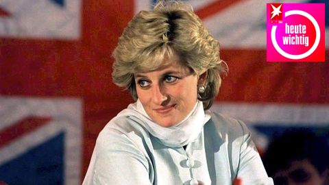 Prinzessin Diana vor der britischen Fahne