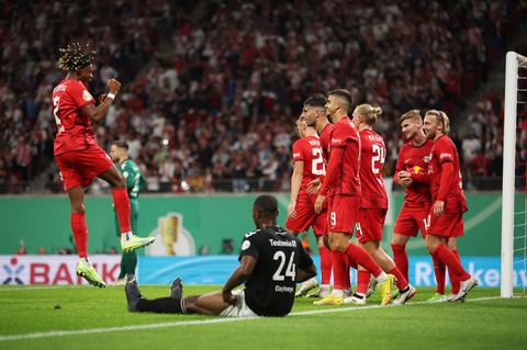 Die Spieler von Leipzig jubeln nach dem Treffer zum 6:0, während Samuel Olayisoye von Teutonia am Boden sitzt
