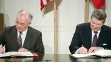 Gorbatschow und der ehemalige US-Präsident Ronald Reagan unterschreiben den INF-Vertrag