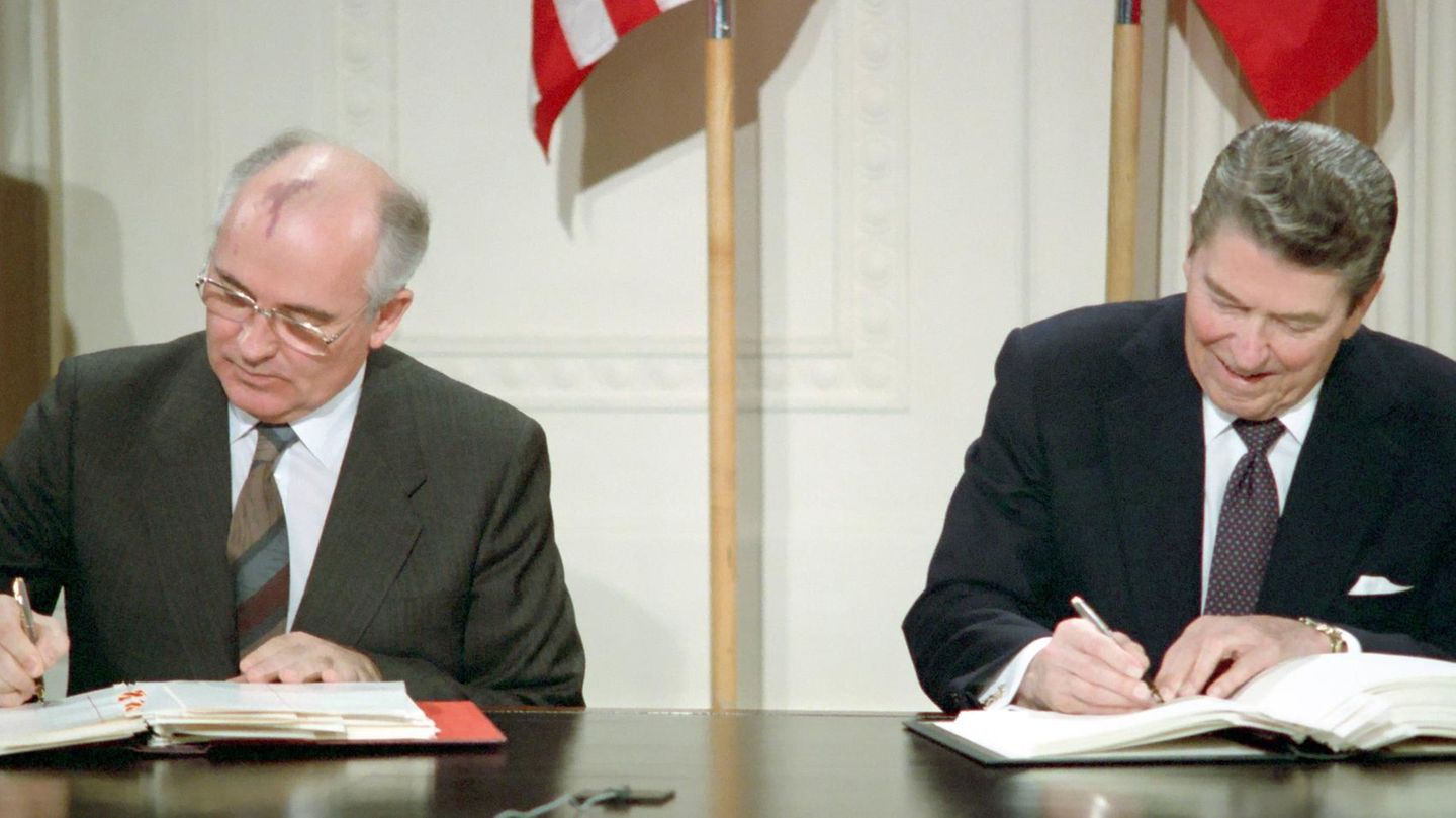 Gorbatschow und der ehemalige US-Präsident Ronald Reagan unterschreiben den INF-Vertrag