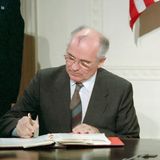 Gorbatschow und der ehemalige US-Präsident Ronald Reagan unterschreiben den INF-Vertrag