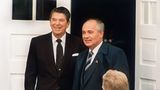 Ronald Reagan und Michail Gorbatschow am Eingang des Hofdi-Hauses am Rande der isländischen Hauptstadt Reykjavik