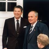Ronald Reagan und Michail Gorbatschow am Eingang des Hofdi-Hauses am Rande der isländischen Hauptstadt Reykjavik