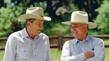 Ronald Reagan Michail Gorbatschow tragen Cowboyhüte