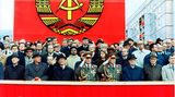 Die Ehrentribüne auf der Karl-Marx-Allee während der Militärparade am 7. Oktober 1989 in Ost-Berlin. Anwesend: der damalige sowjetische Staats- und Parteichef Michail Gorbatschow (2.v.l.), der damalige DDR-Staatsratsvorsitzenden und SED-Generalsekretär Erich Honecker (3.v.l.) sowie Raissa Gorbatschowa (hinter Honecker). Wenige Wochen später sollte die Berliner Mauer fallen.