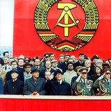 Die Ehrentribüne auf der Karl-Marx-Allee während der Militärparade am 7. Oktober 1989 in Ost-Berlin. Anwesend: der damalige sowjetische Staats- und Parteichef Michail Gorbatschow (2.v.l.), der damalige DDR-Staatsratsvorsitzenden und SED-Generalsekretär Erich Honecker (3.v.l.) sowie Raissa Gorbatschowa (hinter Honecker). Wenige Wochen später sollte die Berliner Mauer fallen.