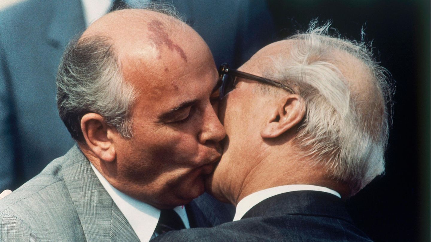 Michail Gorbatschowb (l) und Erich Honecker tauschen auf dem Ostberliner Flughafen Schönefeld einen Kuss aus