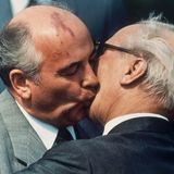 Michail Gorbatschowb (l) und Erich Honecker tauschen auf dem Ostberliner Flughafen Schönefeld einen Kuss aus