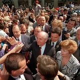 Gorbatschow genießt er mit seiner Frau Raissa auf dem Bonner Marktplatz am 13. Juni 1989 ein Bad in der Menge