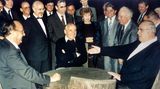 Gorbatschow (Mitte), Bundeskanzler Helmut Kohl (r) und Hans-Dietrich Genscher (l)