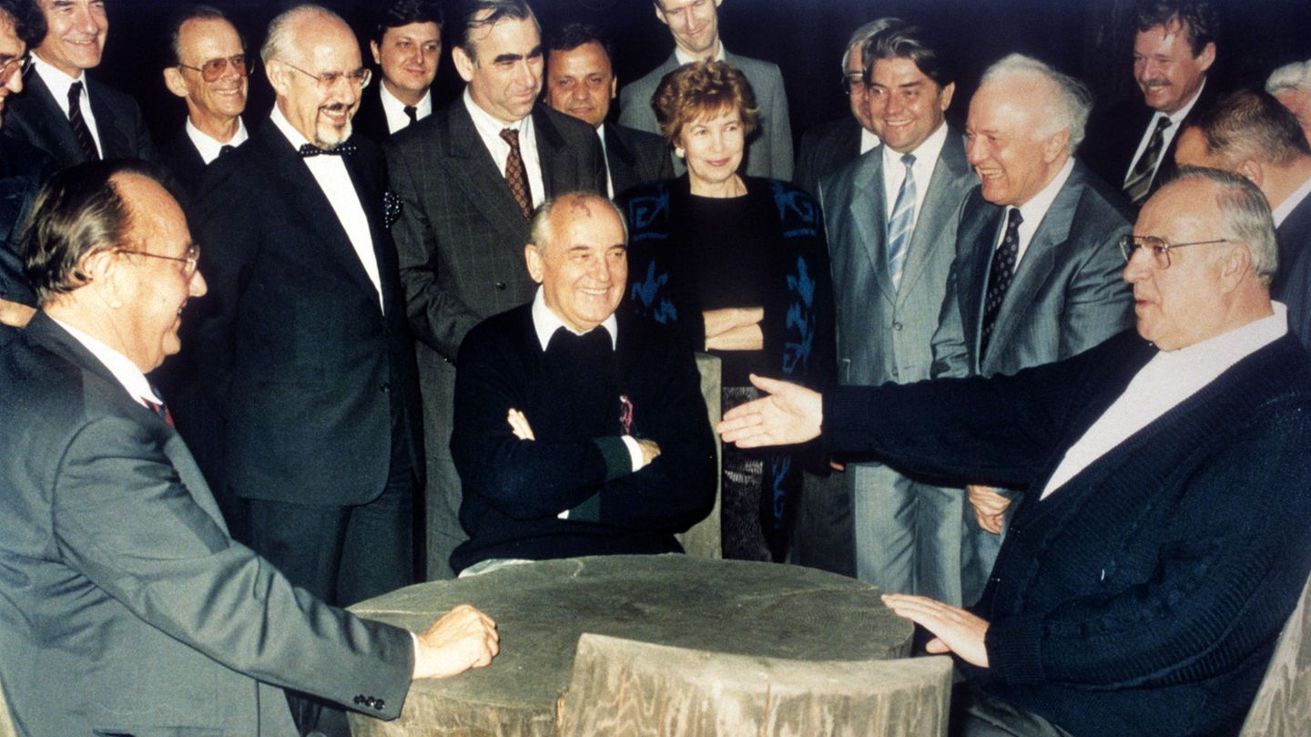 Gorbatschow (Mitte), Bundeskanzler Helmut Kohl (r) und Hans-Dietrich Genscher (l)