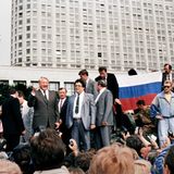 Boris Jelzin steht auf einem Panzer