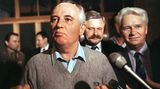 Auf diesem Foto tritt der sowjetische Präsident Michail Gorbatschow vor Reporter