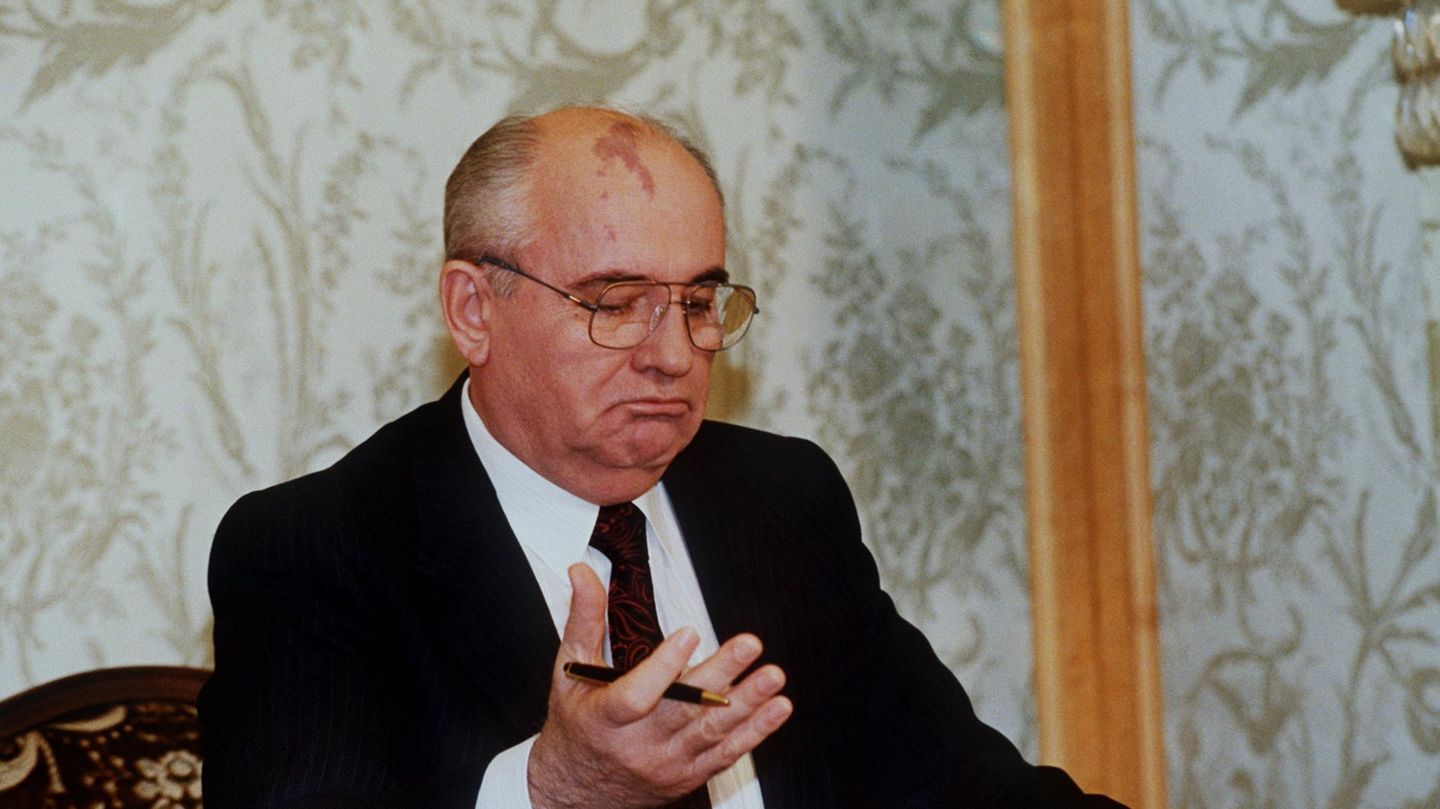 Am 25.12.1991 gibt er in einer Fernsehansprache seinen Rücktritt als Präsident bekannt