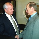 Michail Gorbatschow (l) wird vom amtierenden Präsident Waldimir Putin begrüßt
