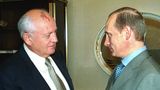 Michail Gorbatschow (l) wird vom amtierenden Präsident Waldimir Putin begrüßt