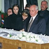 Michail Gorbatschow mit seiner Tochter Irina und Enkelin Krenia am Sarg seiner verstorbenen Frau Raissa