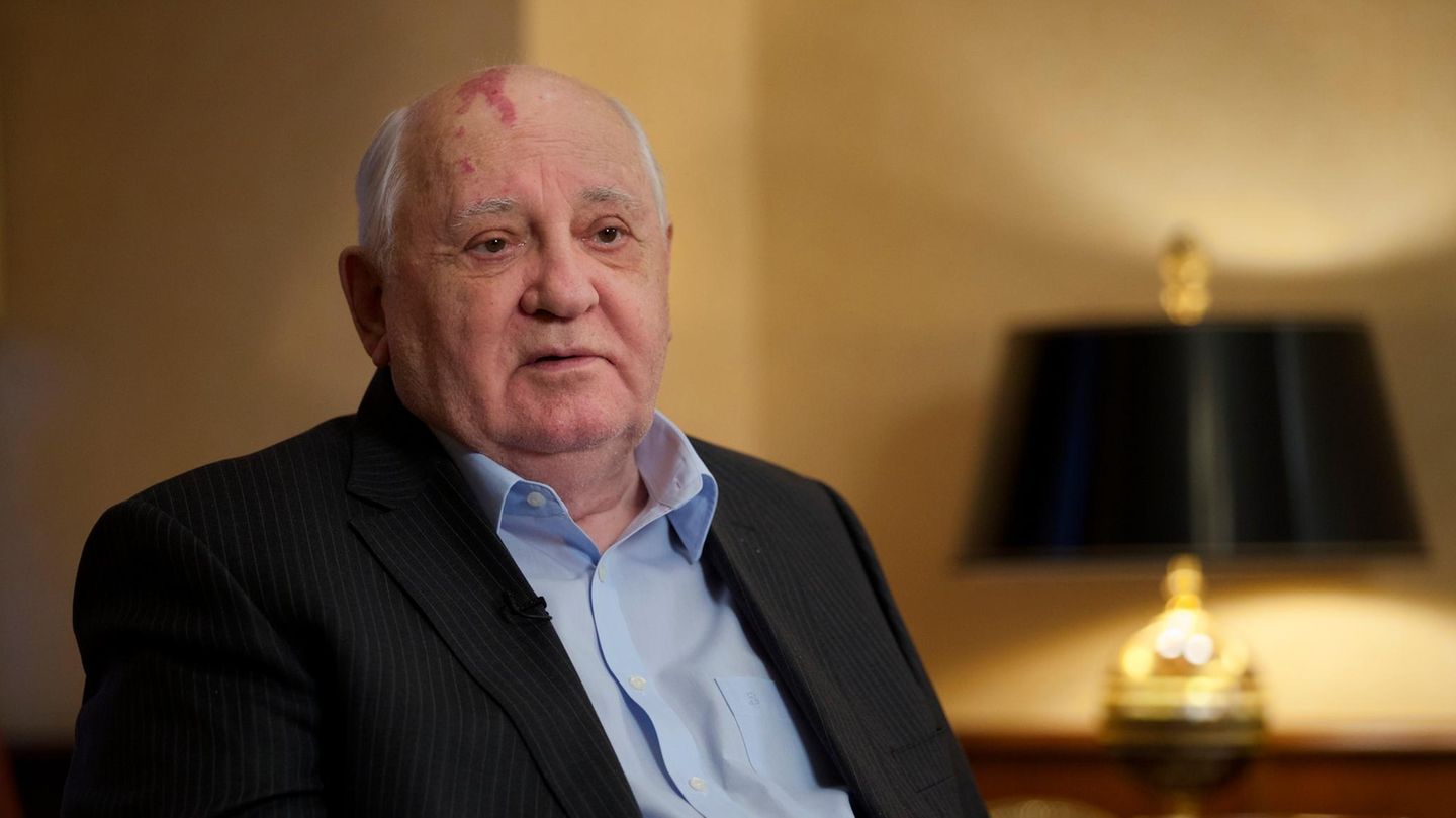 Der ehemalige sowjetische Präsident Michail Gorbatschow während eines Interviews in der Zentrale seiner Stiftung