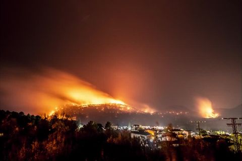 Video: Weiterhin Waldbrände in Spanien