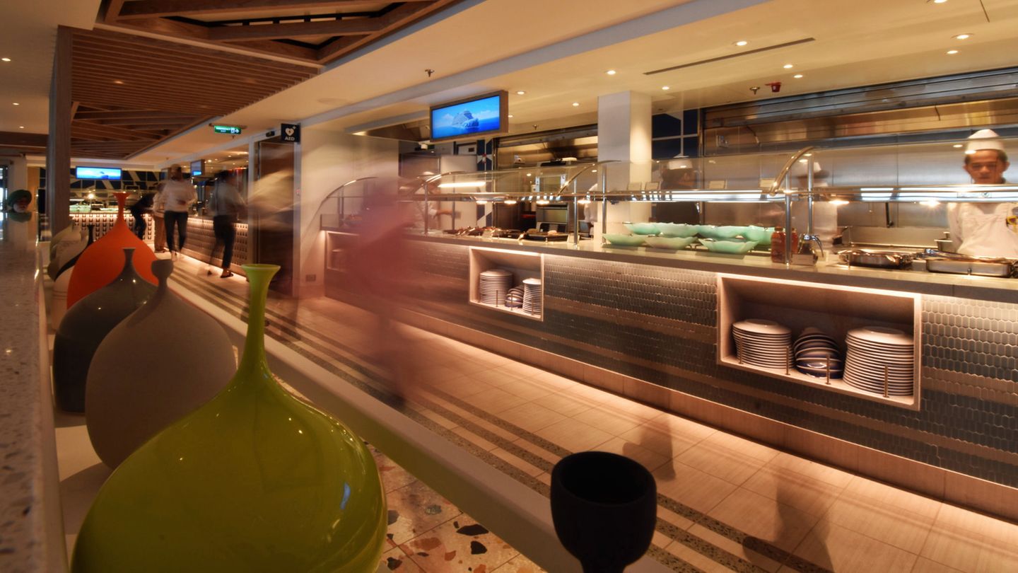 Norwegian Prima Surfside Café
