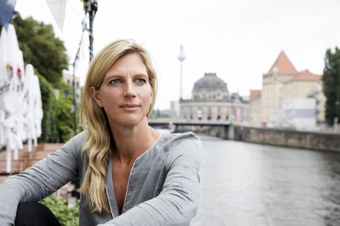 Maja Göpel, 46, an der Spree in Berlin-Mitte