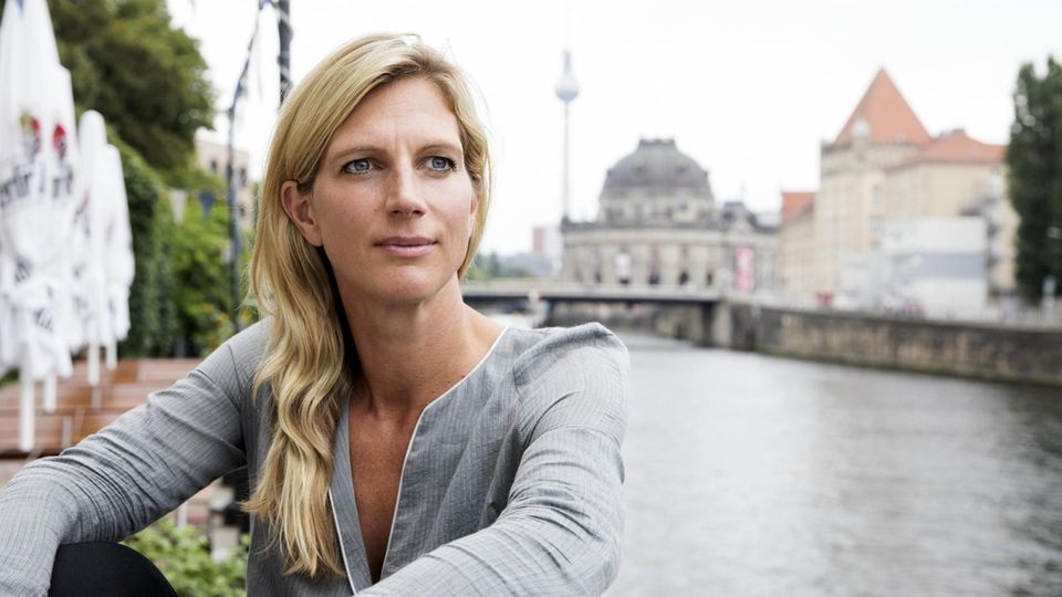 Maja Göpel, 46, an der Spree in Berlin-Mitte