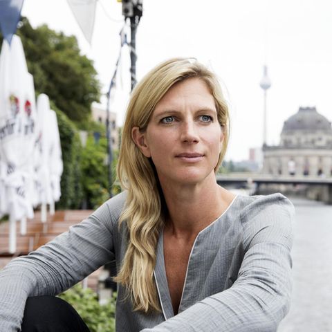 Maja Göpel, 46, an der Spree in Berlin-Mitte