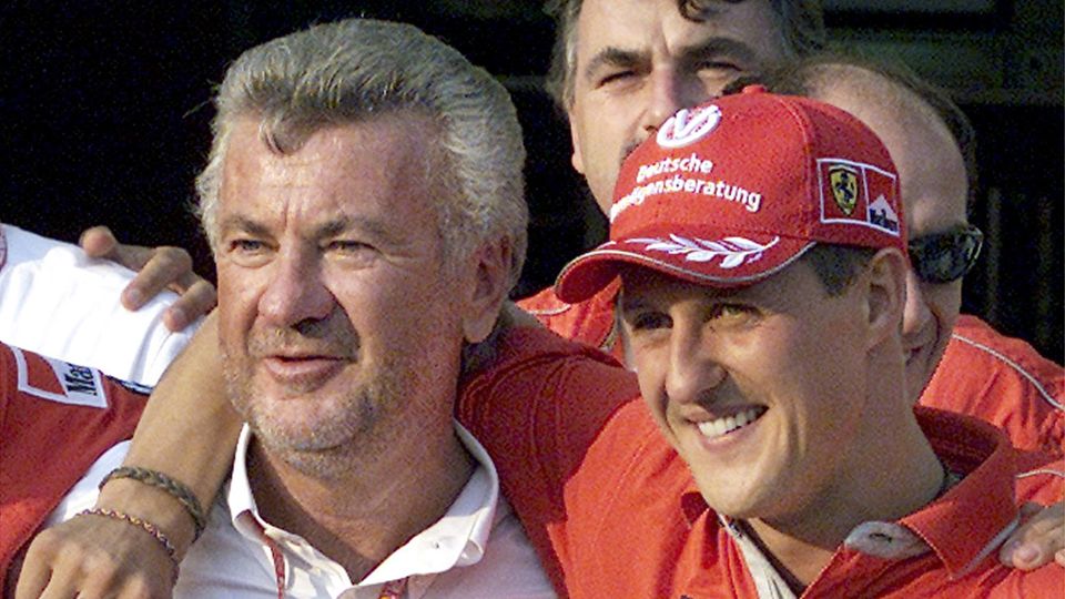 ** ARCHIV ** Formel 1 Fahrer Michael Schumacher Fahrer von Ferrari umarmt seinen Manager Willi Weber am 19. August 2001 in Budapest. Die Stuttgarter Staatsanwaltschaft hat Anklage gegen Weber wegen Verdachts der Anstiftung der Falschaussage erhoben, wie...