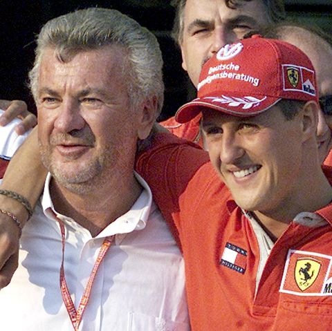 ** ARCHIV ** Formel 1 Fahrer Michael Schumacher Fahrer von Ferrari umarmt seinen Manager Willi Weber am 19. August 2001 in Budapest. Die Stuttgarter Staatsanwaltschaft hat Anklage gegen Weber wegen Verdachts der Anstiftung der Falschaussage erhoben, wie...
