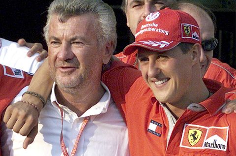** ARCHIV ** Formel 1 Fahrer Michael Schumacher Fahrer von Ferrari umarmt seinen Manager Willi Weber am 19. August 2001 in Budapest. Die Stuttgarter Staatsanwaltschaft hat Anklage gegen Weber wegen Verdachts der Anstiftung der Falschaussage erhoben, wie...