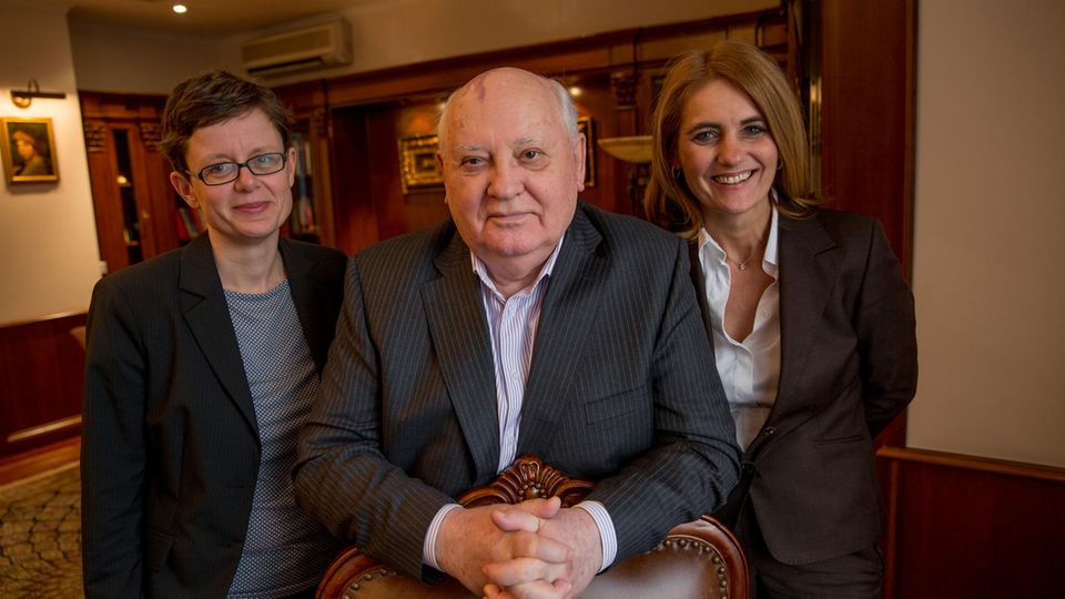 Michail Gorbatschow mit Bettina Sengling (l.) und Katja Gloger (r.)