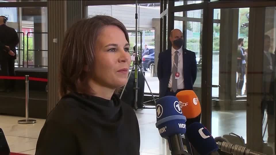 Video: Außenministerin Baerbock für Aussetzung von Visa-Abkommen mit Russland Video: Außenministerin Baerbock für Aussetzung von Visa-Abkommen mit Russland