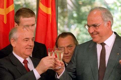 Michail Gorbatschow und Helmut Kohl stoßen mit Sekt an