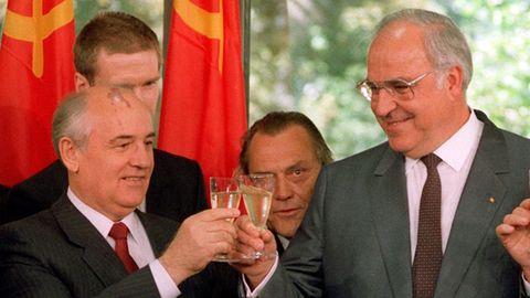 Michail Gorbatschow und Helmut Kohl stoßen mit Sekt an