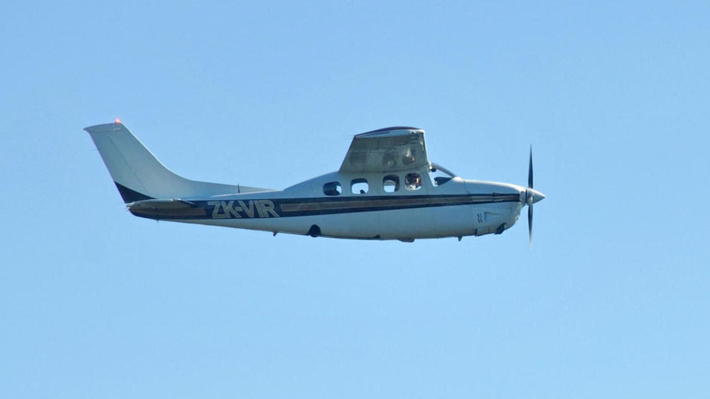 Ein Flugzeug vom Typ Cessna 210 in der Luft (Symbolbild)