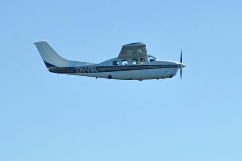 Ein Flugzeug vom Typ Cessna 210 in der Luft (Symbolbild)