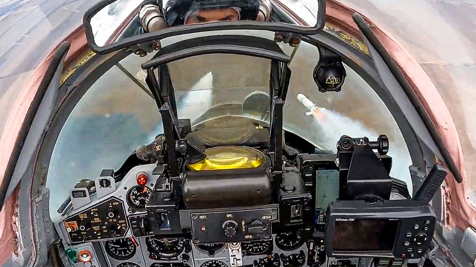 Video aus einem MiG-29-Kampfjet: Ukrainische Luftwaffe zeigt Raketenabschüsse aus Piloten-Perspektive Video aus einem MiG-29-Kampfjet: Ukrainische Luftwaffe zeigt Raketenabschüsse aus Piloten-Perspektive