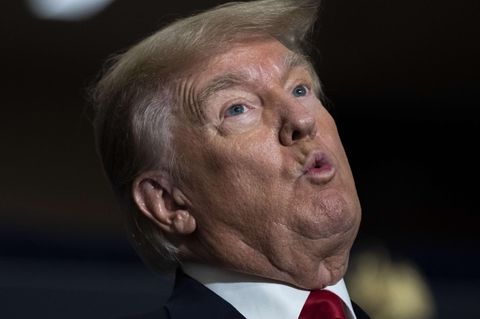 Donald Trump mit gespitztem Mund