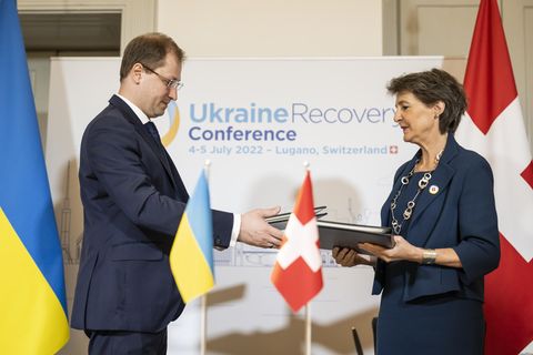 Verkehs- und Umweltministerin Simonetta Sommaruga und der ukrainische Minister für Ökologie, Ruslan Strilets, tauschen Dokumente bei der Recovery Conference URC aus, um den politischen Prozess für die Erholung der Ukraine nach dem Angriff Russlands auf ihr Territorium einzuleiten