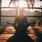 Achten Sie auf Ihren Atem.  Wir tun es alle rund 20.000 Mal am Tag und doch nehmen wir es nur selten bewusst wahr: Atmen. Meditationsgurus auf aller Welt predigen schon seit Jahrzehnten, dass bewusstes Atmen unser Leben verändern kann. Soweit wollen wir nicht gehen. Aber: Wer gestresst ist oder fleißig Sorgenspiralen dreht, der kann sich mit ein paar Minuten bewusstem Atem eine Erleichterung verschaffen. 