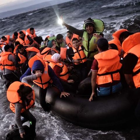 Griechenland: Flüchtlinge landen an einem Strand