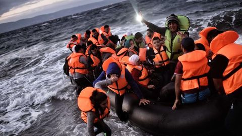 Griechenland: Flüchtlinge landen an einem Strand