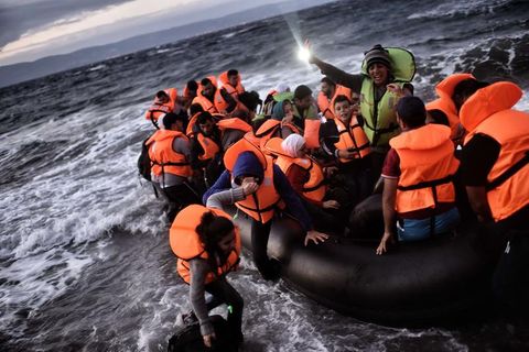 Griechenland: Flüchtlinge landen an einem Strand