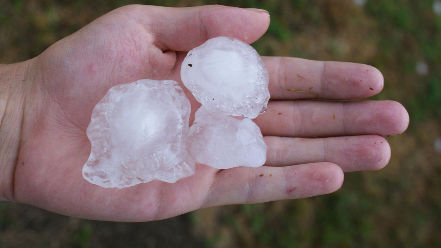 Hagelkörner als Symbolfoto für Unwetter in Spanien