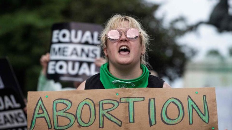 Frau protestiert für das Recht auf Abtreibung