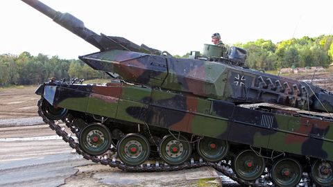 Ein Kampfpanzer Leopard 2 auf einem Übungsplatz